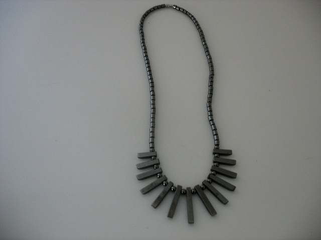 Collier hmatite forme range